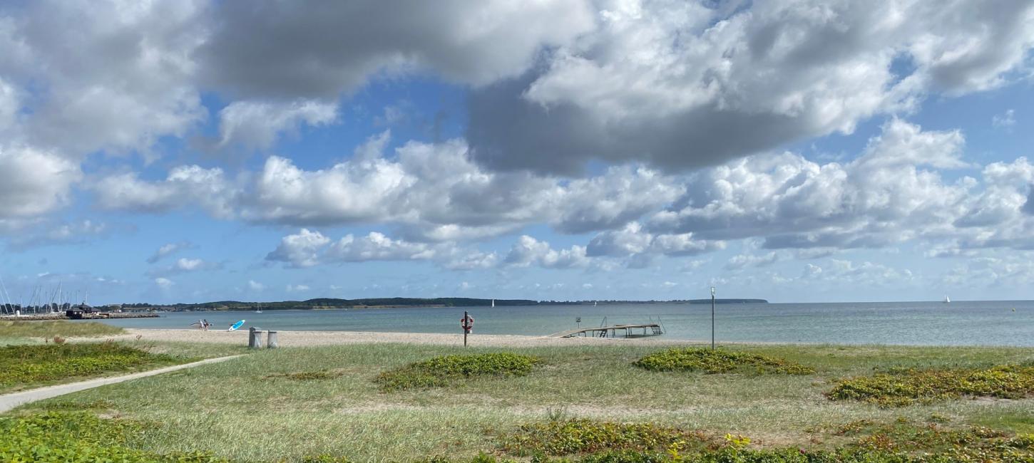 Udsigt ud over Sydstranden med hav og strand.